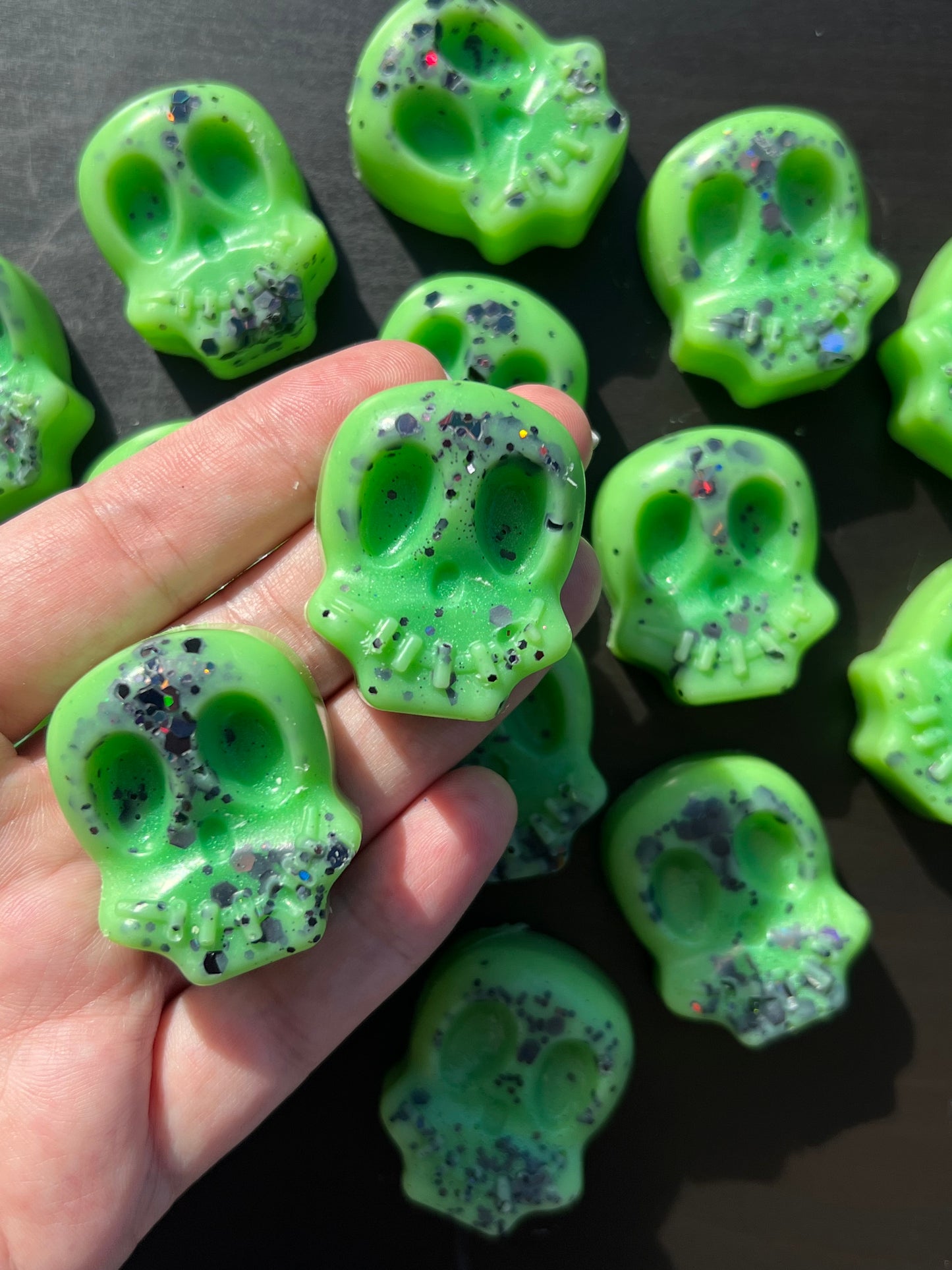 Graveyard Glow Skull Shape Packs 💚💀