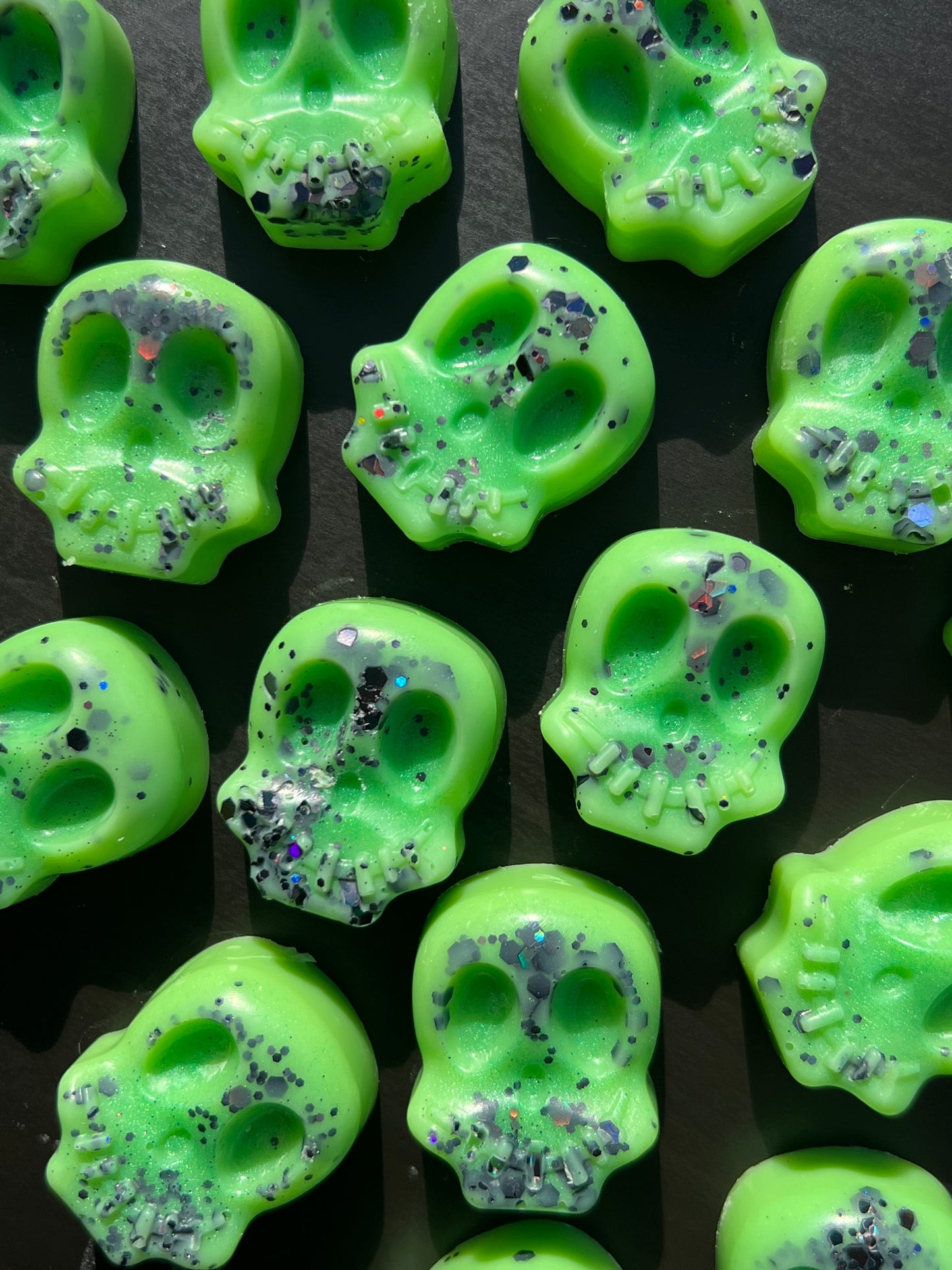 Graveyard Glow Skull Shape Packs 💚💀
